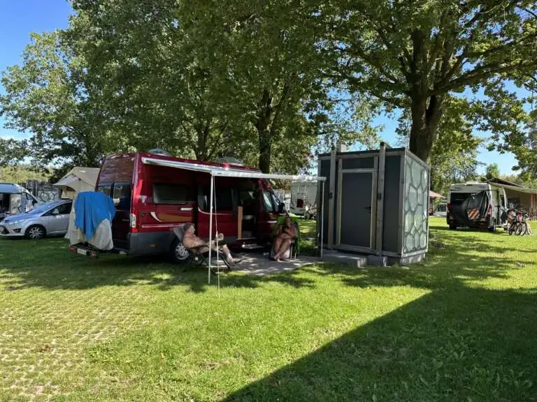 Naturistencamping Nederland camperplaats met prive sanitair 3