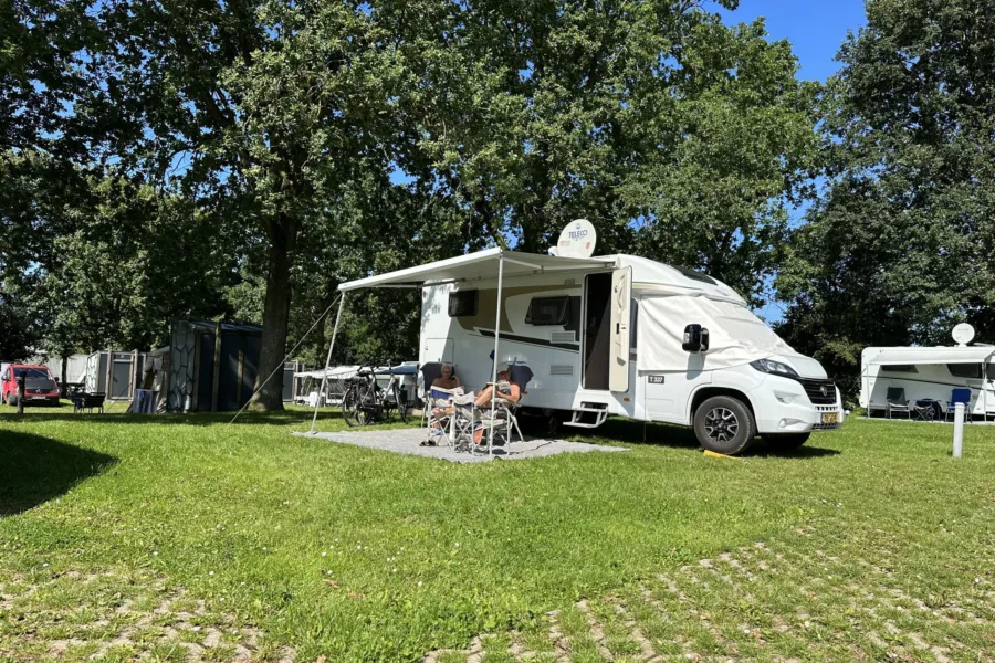 Naturistencampingplatz Niederlande Wohnmobilstellplatz gepflastert 7