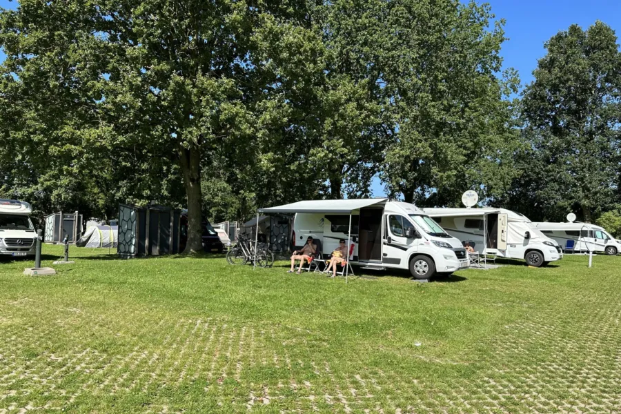 Naturistencampingplatz Niederlande Wohnmobilstellplatz gepflastert 10