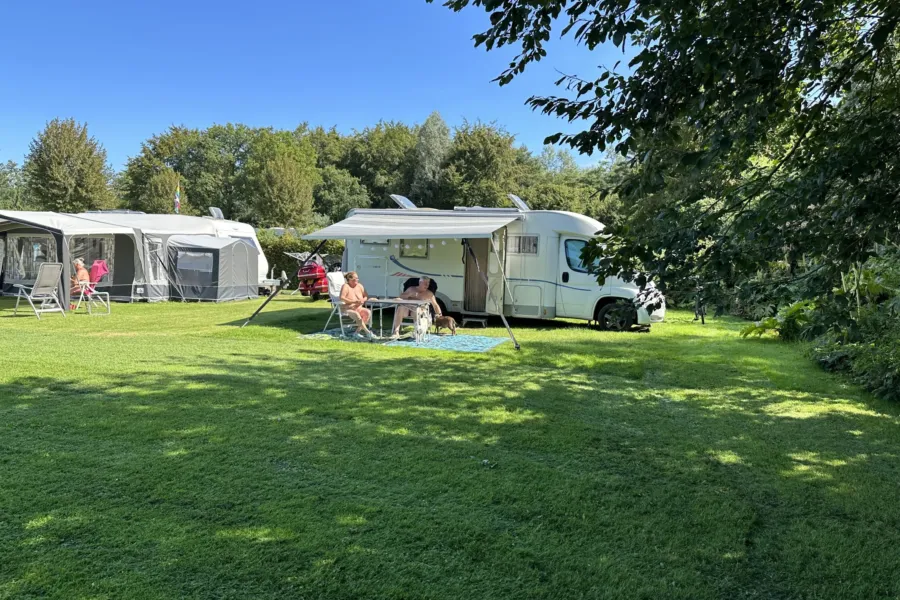 Naturistencampingplatz mit Hund