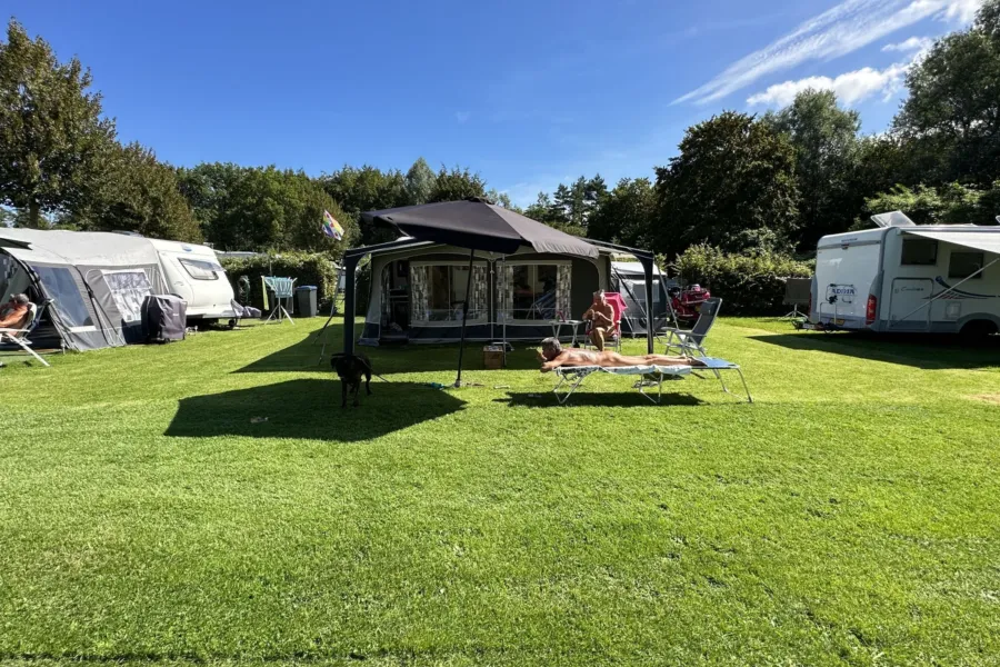 Naturistencampingplatz mit Hund