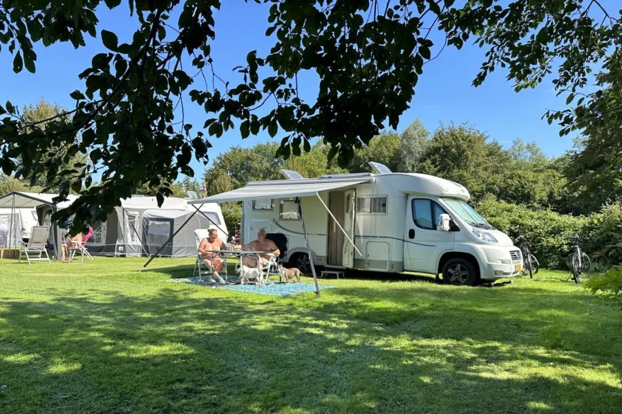 Naturistencampingplatz mit Hund