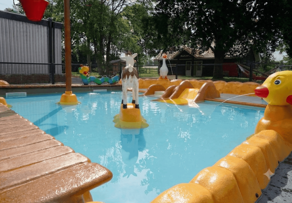 Naturistencamping met peuterbad